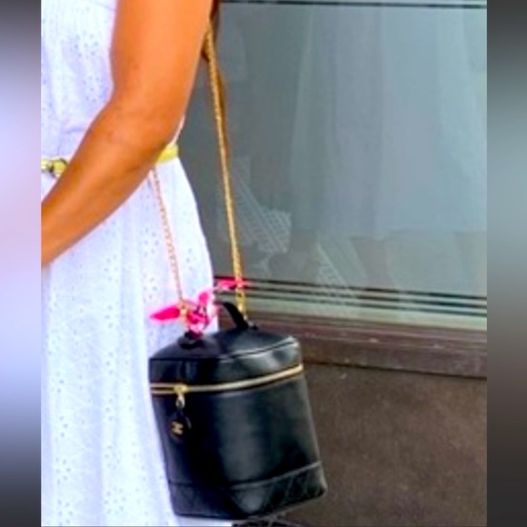 Authentic Chanel vanity case/bag in lambskin with chain - Picture 7 of 16